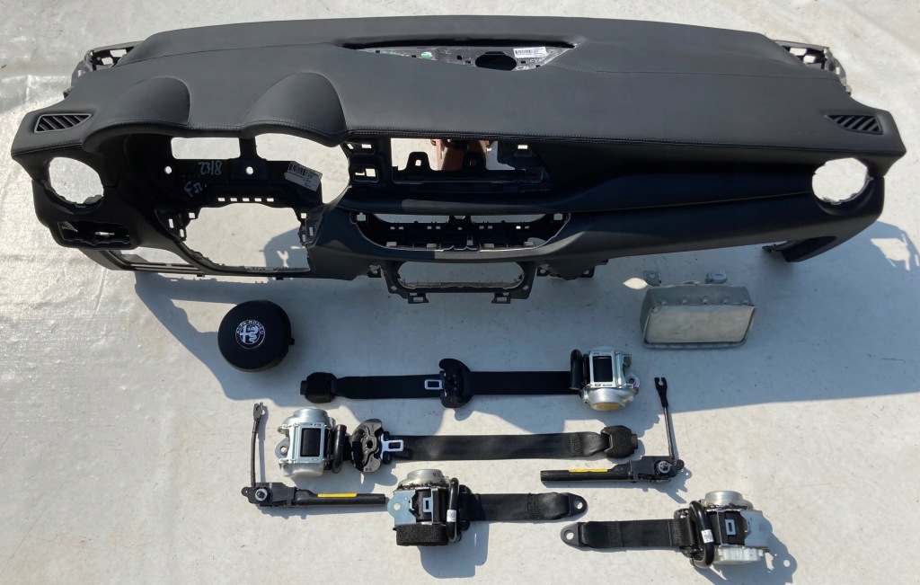 фото №1, Alfa romeo stelvio приборная панель консоль подушка безопасности подушки безопасности воздушные ремни eu !