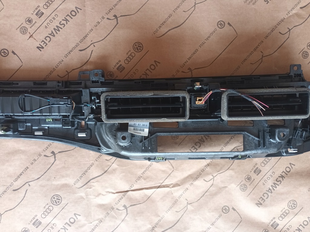 фото №7, Решітка обдув середня a4 b9 8w1820902d 8w0971659b вимикач аварійна 72km