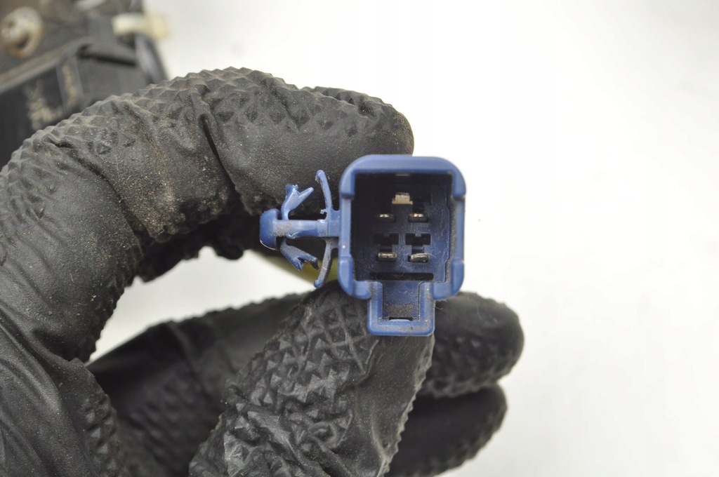 фото №6, Toyota yaris ii замок багажника кришки hb