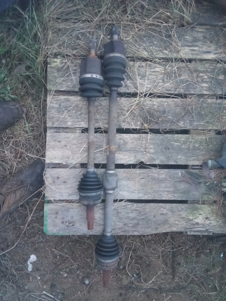 фото №1, Hyundai i30 i 07-12 приводной вал правая длинная 1.4 16v механическая коробка передач