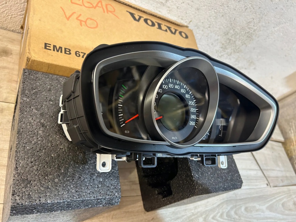 фото №6, Volvo v40 2019 приборы, приборы