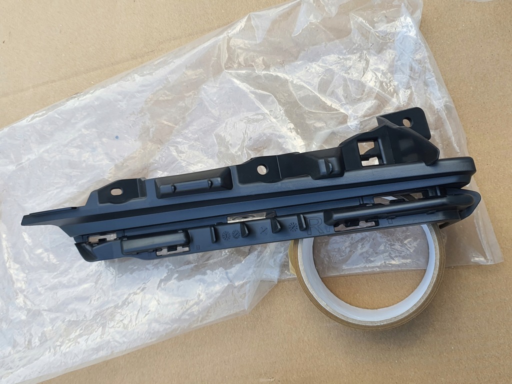 фото №1, Mazda mx-30 молдинг решетка бампера перед правая