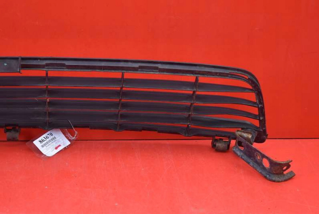 Решітка бампера середня 53112-0k060 toyota hilux 7 vii рестайлінг  05-15 Зі Шроту