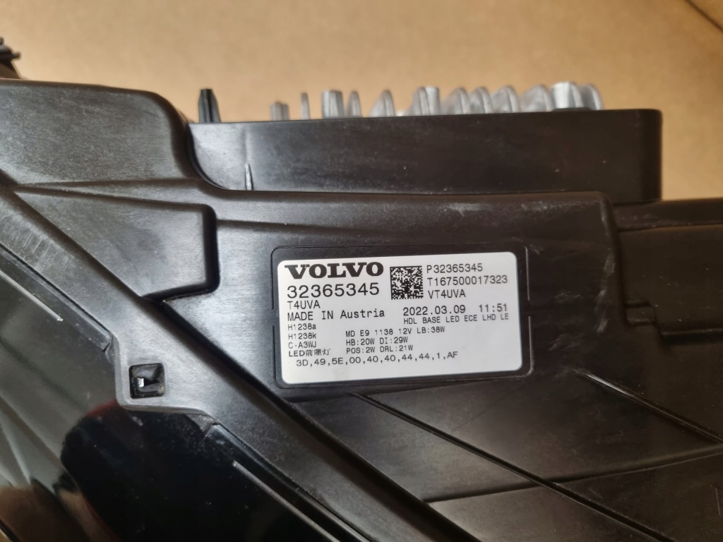 Купить Volvo c40 xc40 рестайлинг  full led base фонари фара левая правый  32365345 32365346
