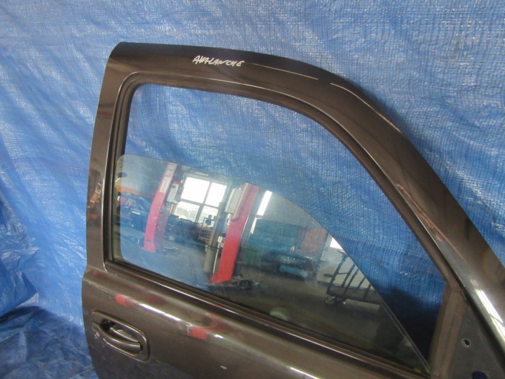 фото №1, Avalanche 2003 скло двері права перед