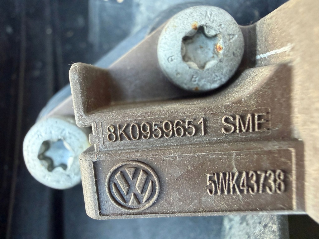 Направляющая лампы левая сторона панель фары audi a5 8t 8t0805607l Киев