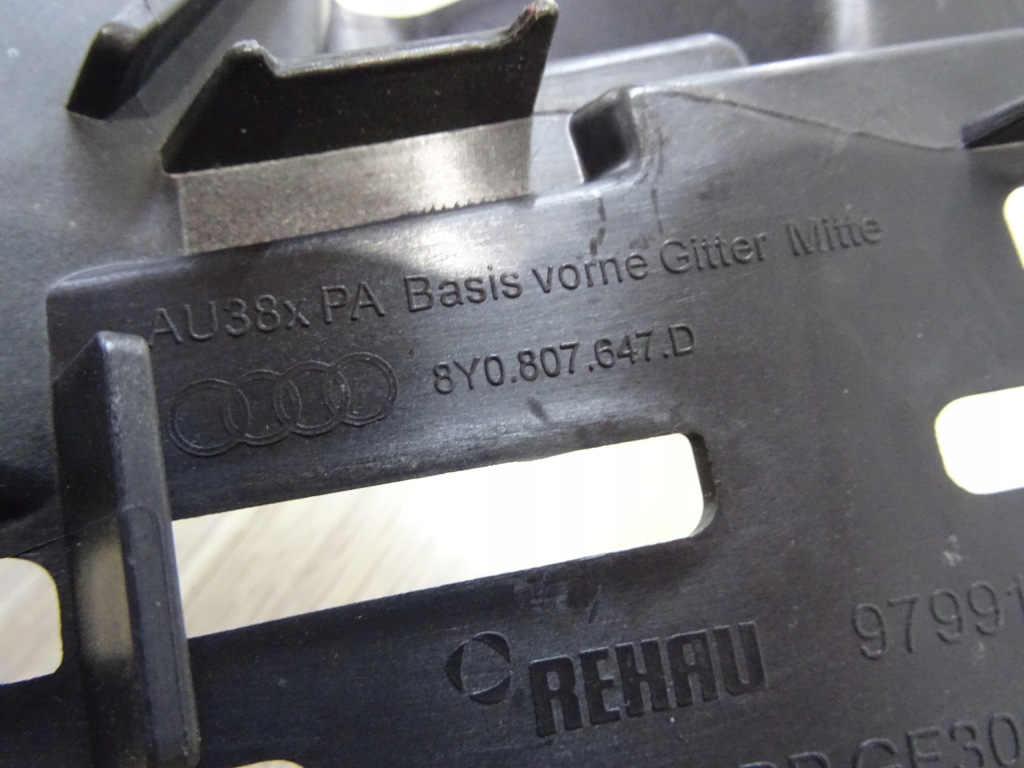 Решётка бампера перед audi a3 8y рестайлинг  8y0807647d llu Цена