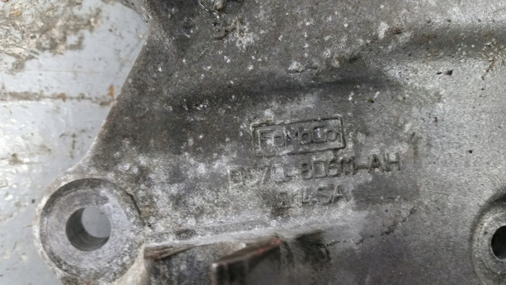 Кронштейн генератора ds7q-8d611-ah ford kuga в Украине
