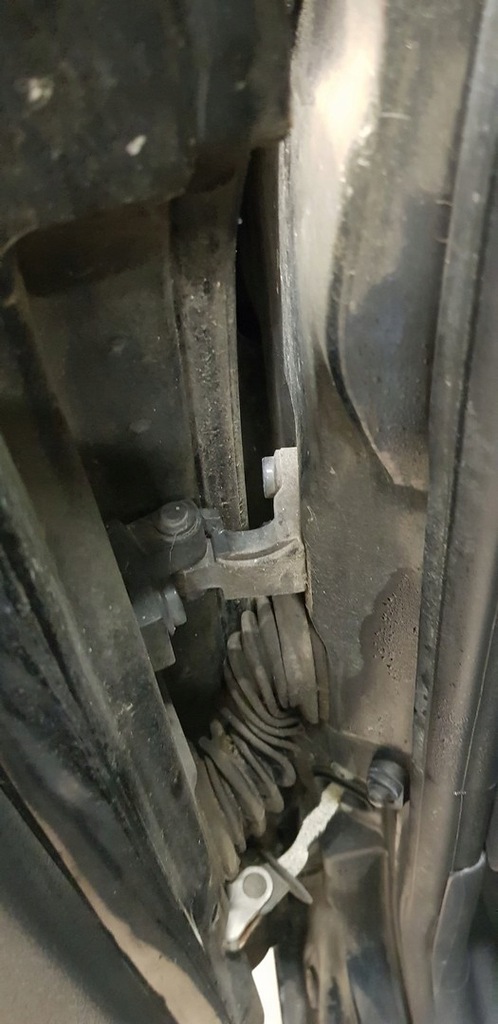 фото №1, Vw fox 2003-2011 петля дверь правый цвет l041 5z0831402