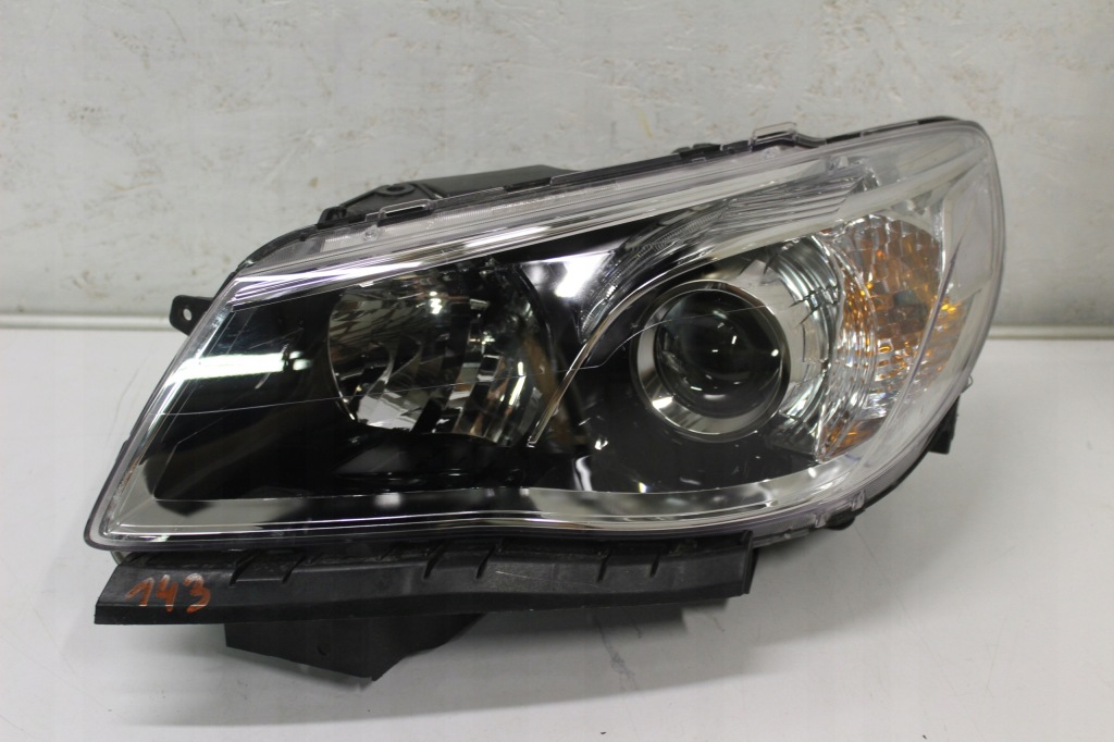 Купити Фара ліва перед holden commodore vf ss v6 cała