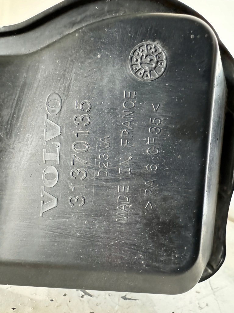 Volvo v40 2.0 d труба шланг повітря 31370135, 31338661 Оригінал