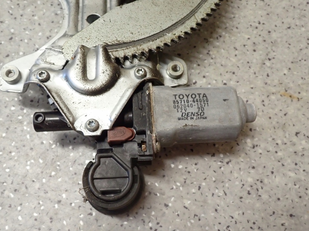 фото №4, Avensis verso 02-07 подъемник стекло задний правый