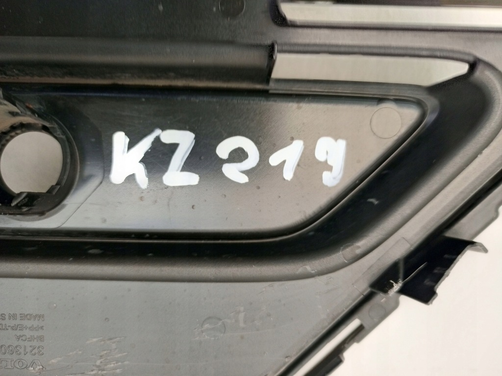 Volvo xc40 recharge lift 2022- решётка средняя бампера перед 32136098 Оригинал