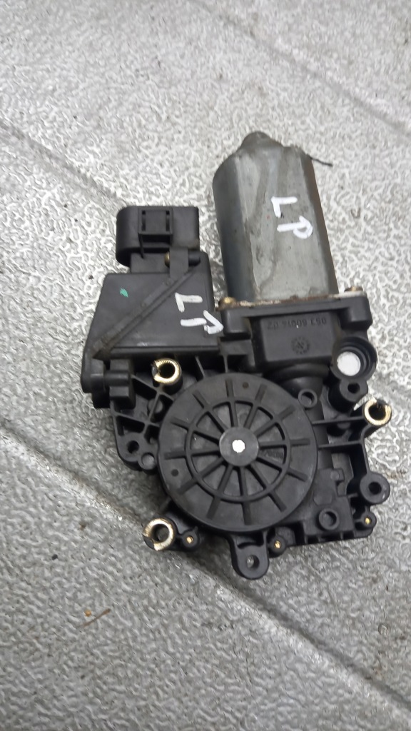 Купить Моторчик левый перед audi a4 b5 96r sedan