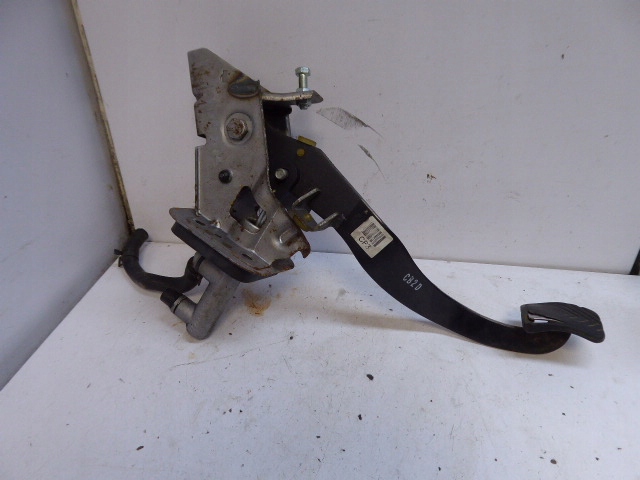 фото №1, Tucson i 04-10 педаль тормоза 2.0 16v g4gc