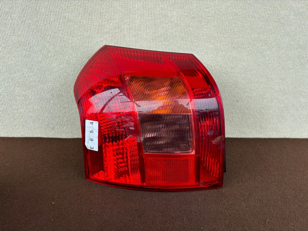 фото №1, Toyota corolla e12 hb 02-04 rok левая лампа задняя koito 02-51 e654