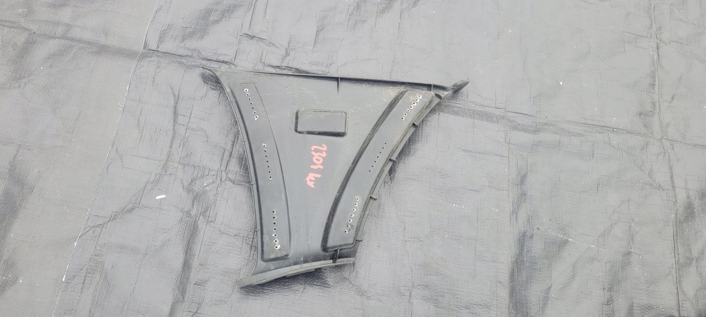 фото №1, Mercedes w247 amg решітка кронштейн крила правий