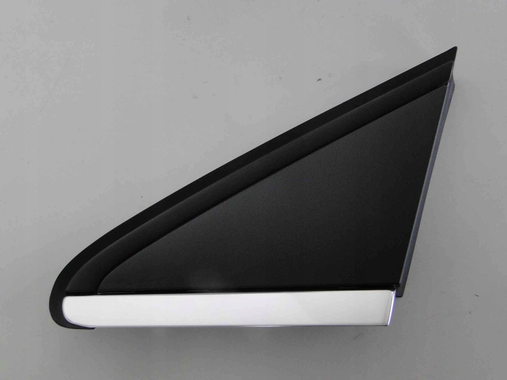 фото №4, Mercedes b klasa w246 lift накладка треугольник заглушка