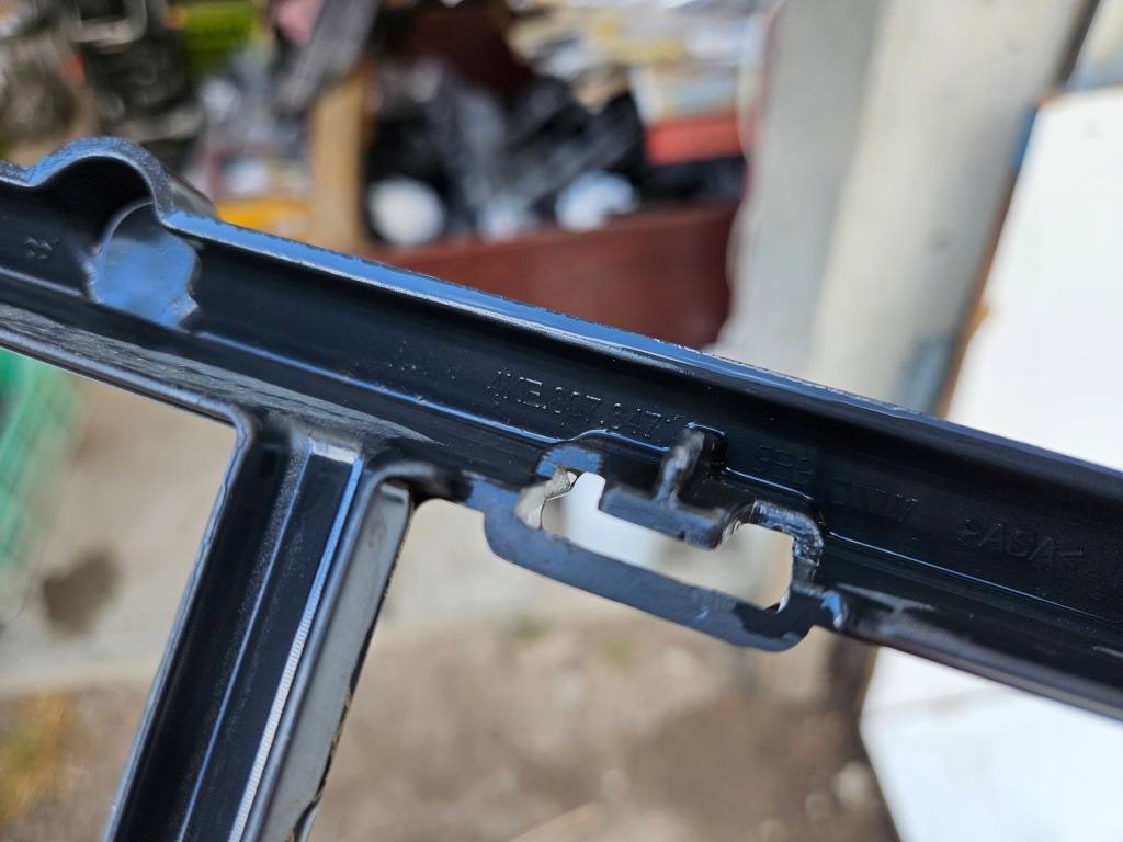 Audi e-tron 4ke решітка середня бампера перед передня 4ke807647 Зі Шроту