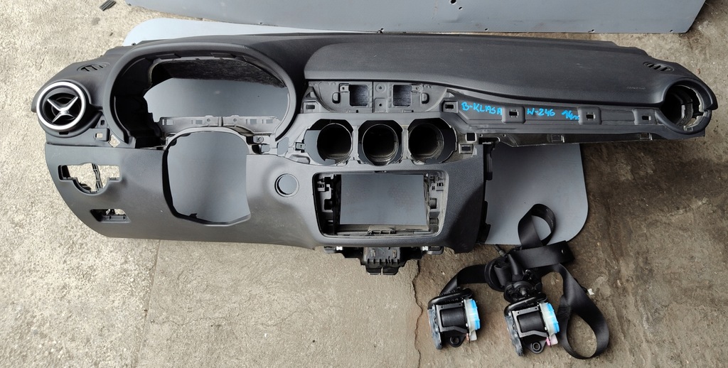 фото №1, Mercedes w246 14r приборная панель консоль подушка пассажира ремни комплект