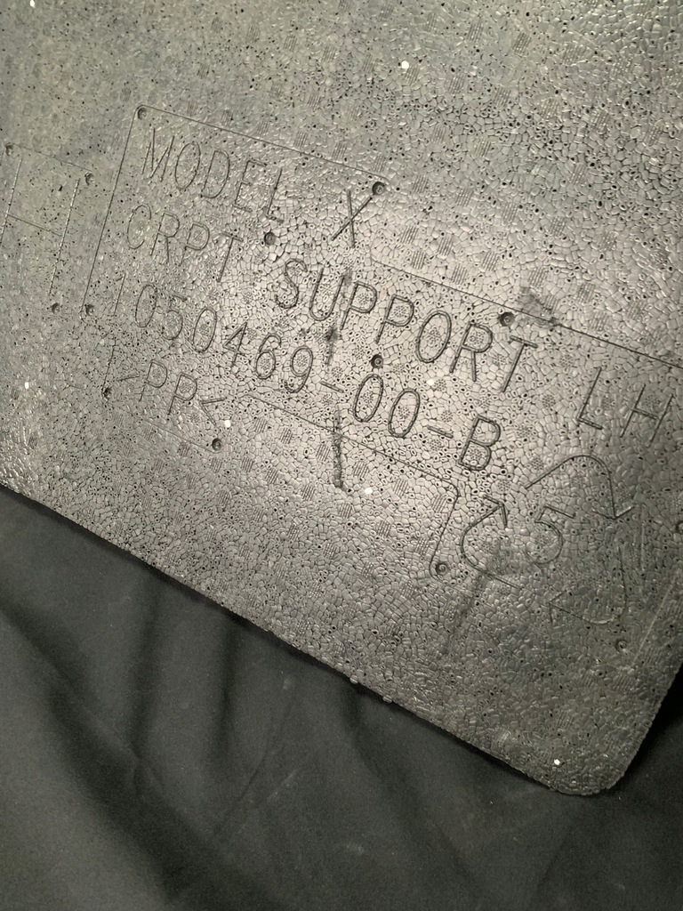 фото №7, Tesla x кронштейн ковёр кабины левый 1050469-00-b