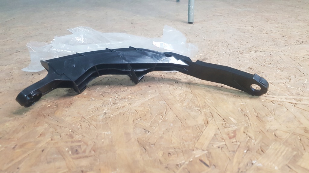 фото №9, Toyota rav-4 v 19r- напрямна кронштейн бампера задня