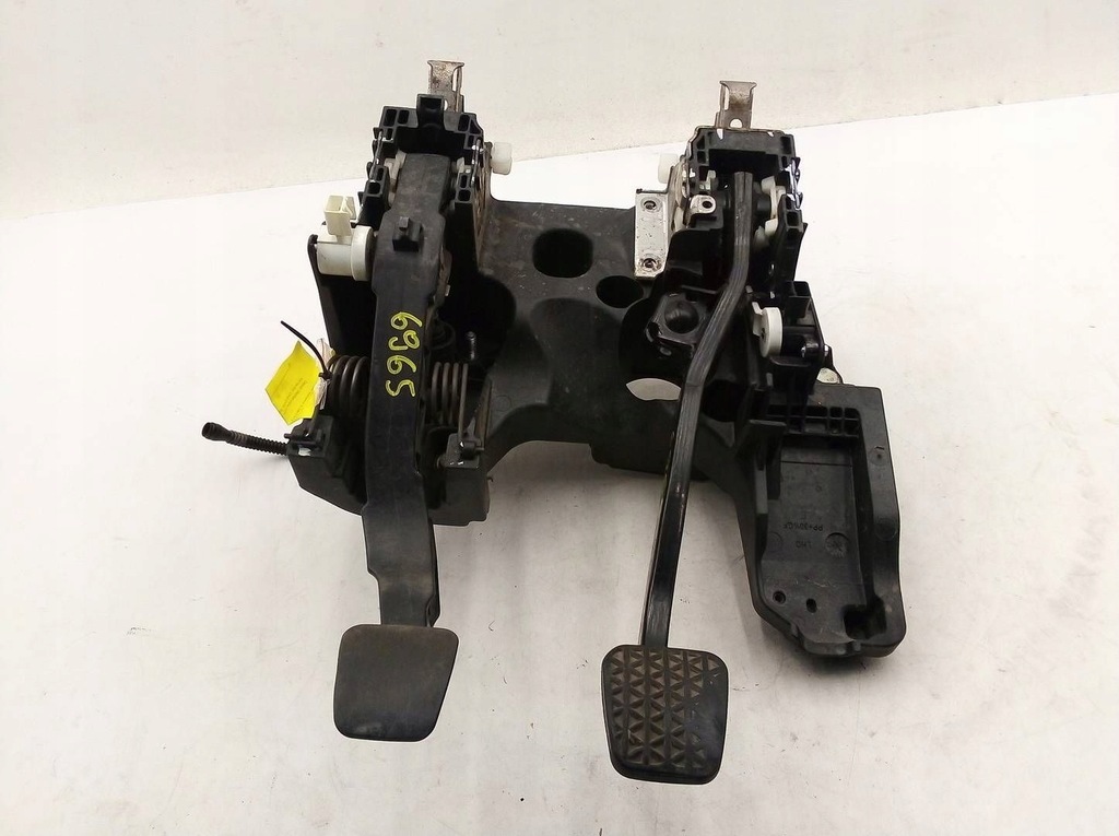 фото №1, Opel insignia a 2009 13228166 педаль гальма