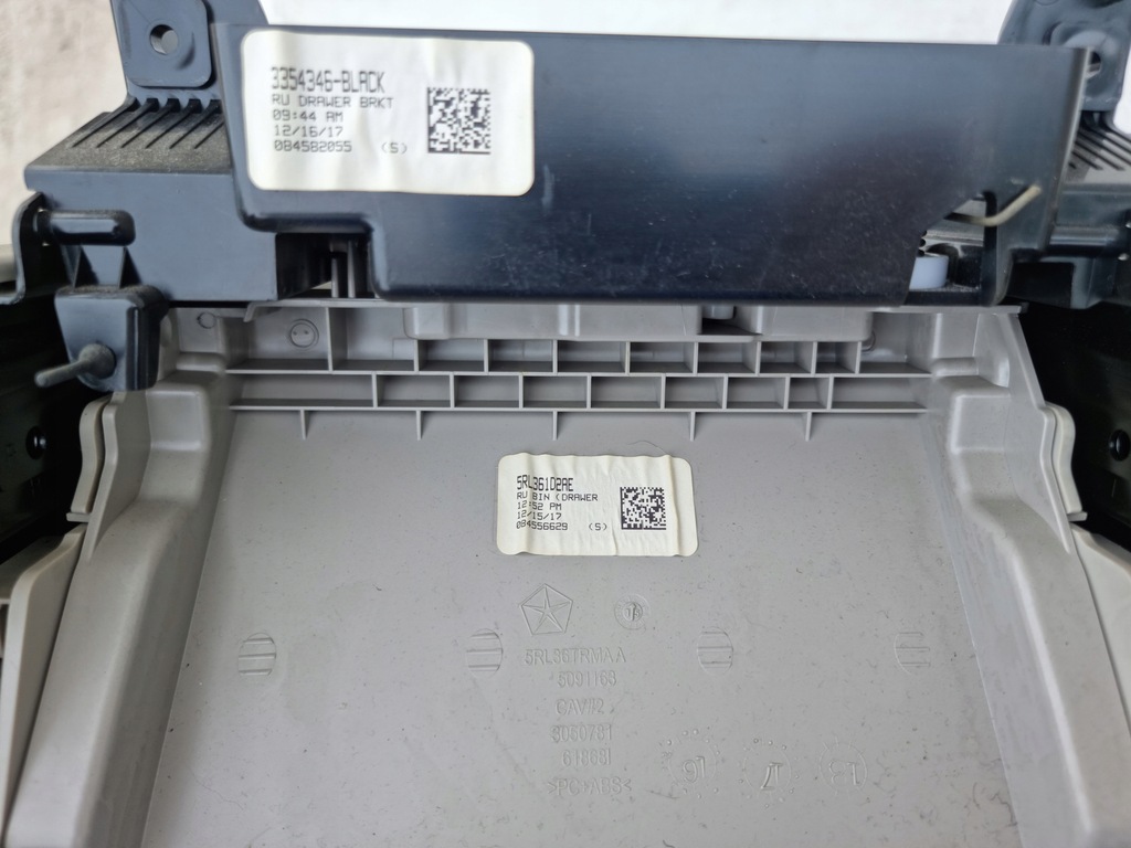 фото №6, Chrysler pacifica бардачок средний панели 18r