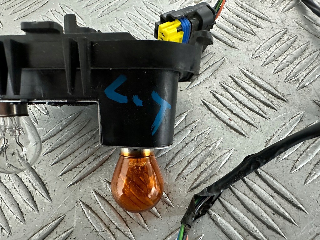 фото №6, Renault clio iv kombi вкладыш лампы левый задняя штекер 20540751