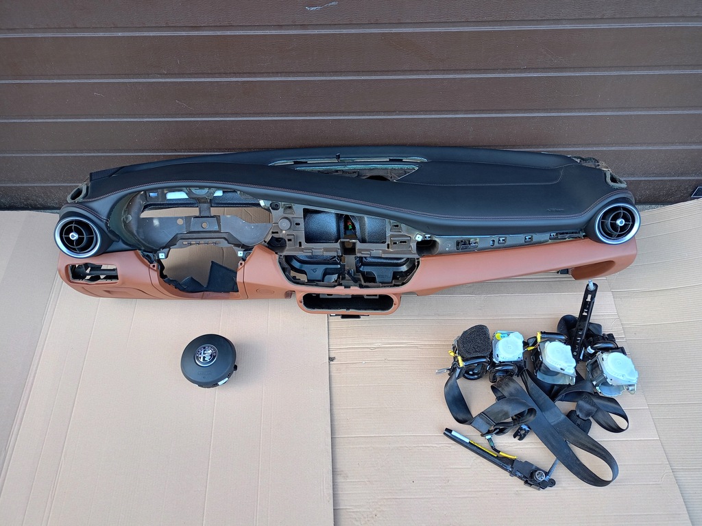 фото №1, Консоль панель приладів alfa romeo giulia шкіра демонтаж