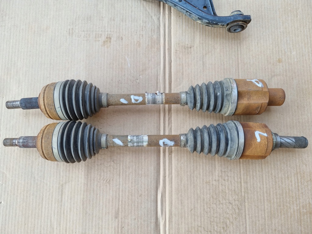 фото №1, Привідний вал ліва 8200939991 dacia duster i dci 4x4