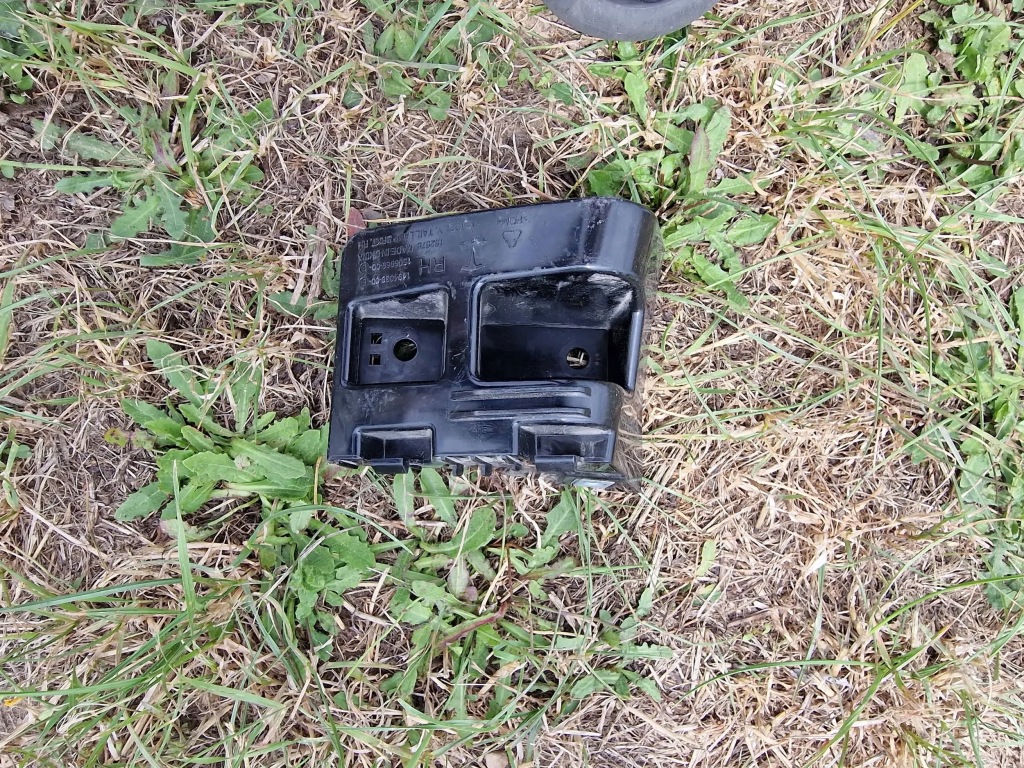 фото №1, Tesla model y направляющая бампера задняя правый 1494039-00-e