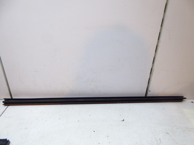 фото №1, Mg zs lift 2023- молдинг уплотнитель перед правая внутренняя