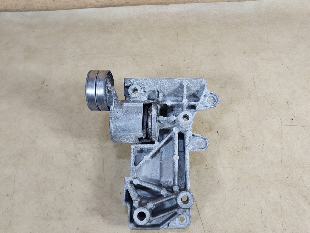 Купити Renault оригінальний номер 11710xhg2x кронштейн генератора