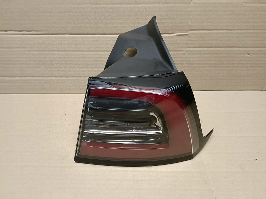 фото №1, Tesla model 3 y лампа права задня 1077400-00-c