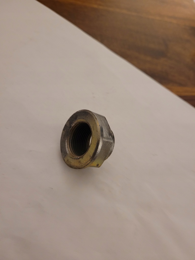 Гайка полуось m22x1,5x20 с подкладка ключ 32 в Украине