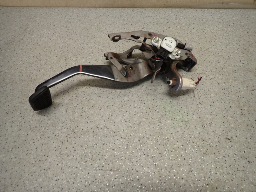 фото №4, Toyota yaris iii 11- 1nz гибрид педаль тормоза