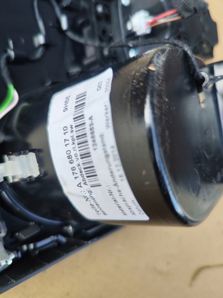 Бардачок на кружки mercedes w156 gla a1766801710 в Украине