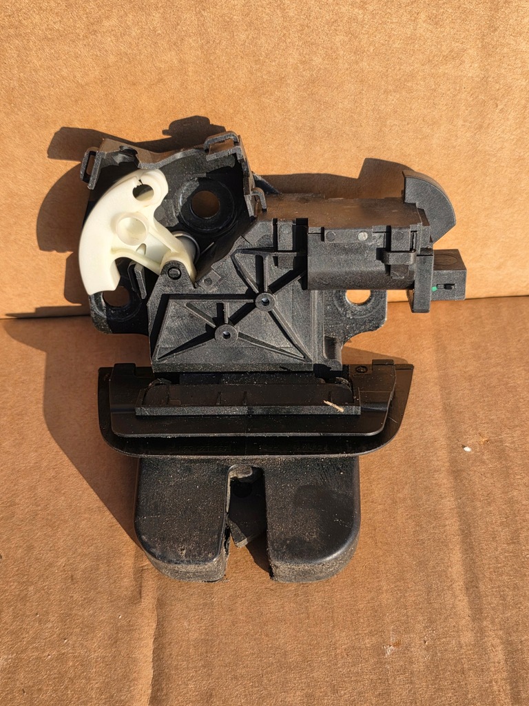 фото №1, Audi a4 b7 замок крышки задняя kombi 8e9827520a