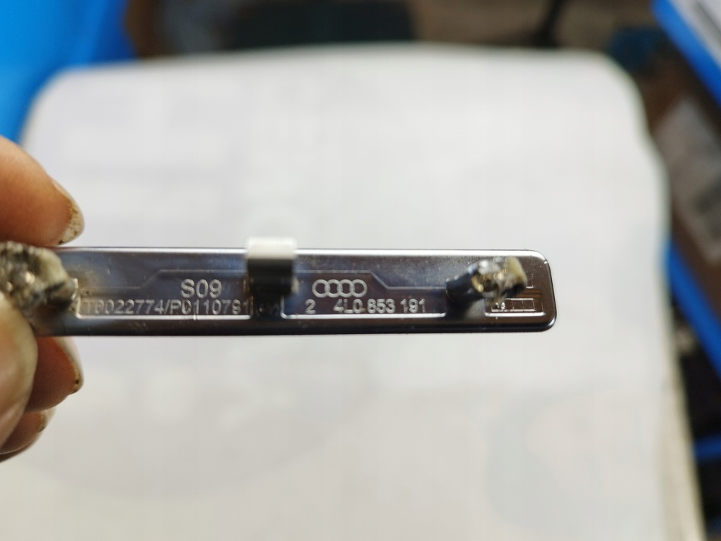 фото №5, Audi q7 4l 07r значок эмблема quattro панели приборной панели 4l0853191