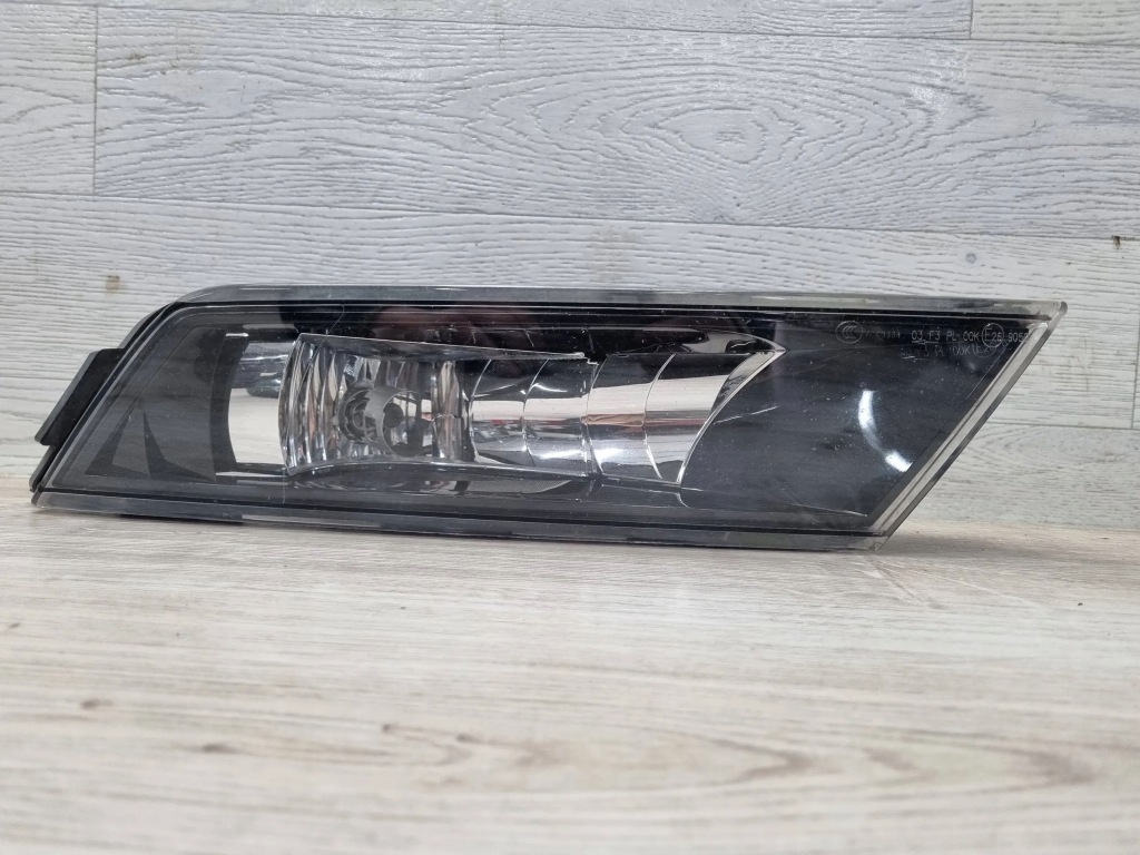 фото №1, Противотуманная фара передний правый skoda superb b8 3v0941700