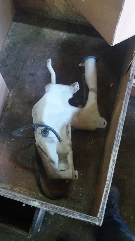 фото №1, Бачок распылителя volvo v40