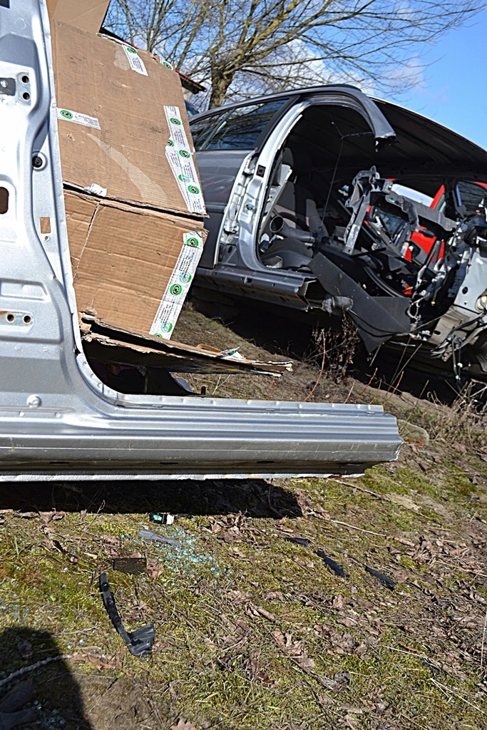 фото №10, Pajero pinin 5-дверь правый порог + блок двигателя средний