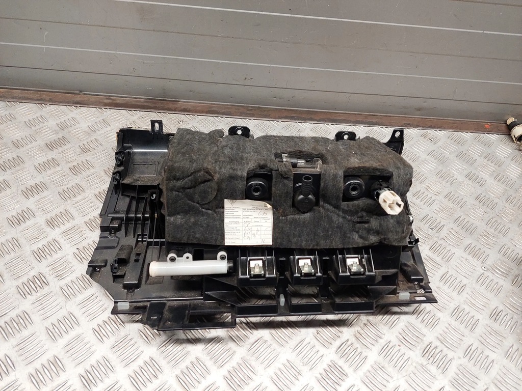 фото №7, Porsche panamera 970 97055220408 перед сторона права бардачки, полиця