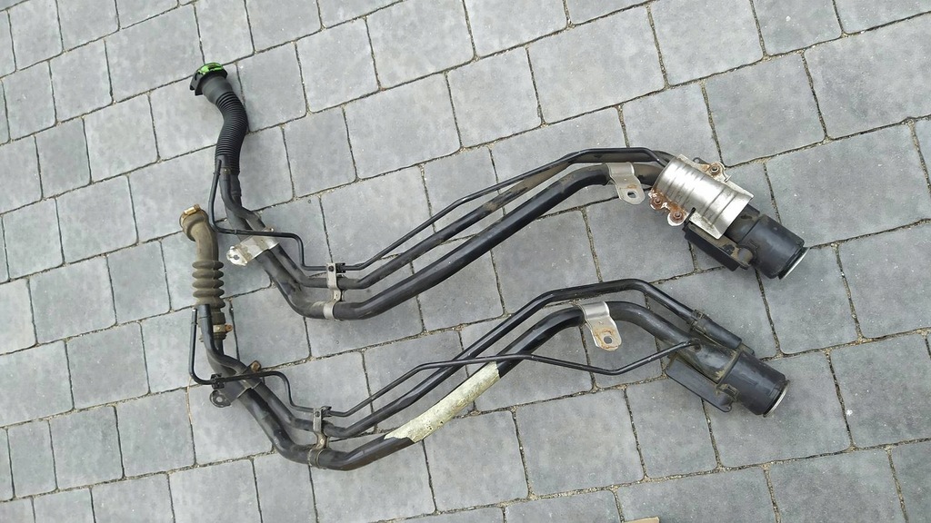 фото №1, Toyota sienna 2011- заливна горловина труба пального