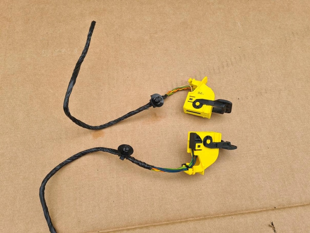 фото №1, Колодка штекер электропроводка жгут дверь citroen c3 ii 1379917