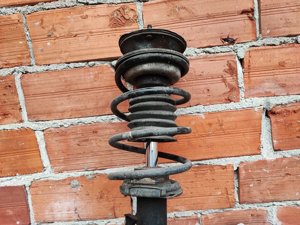 Купити Bmw 3 e90 e91 n46 318i амортизатор правий перед