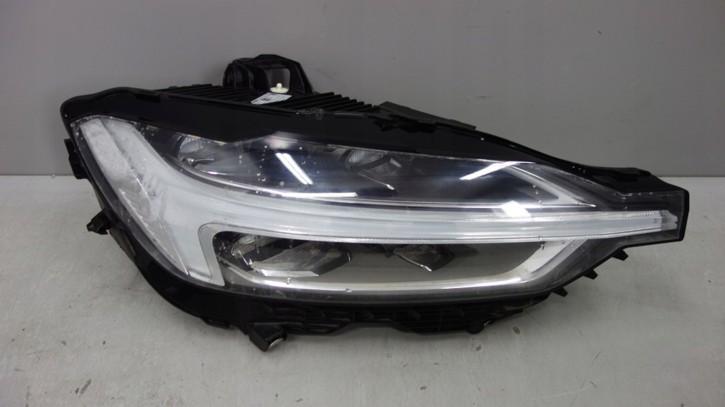 Купить Volvo xc60 2 фара правый  31420412 европа