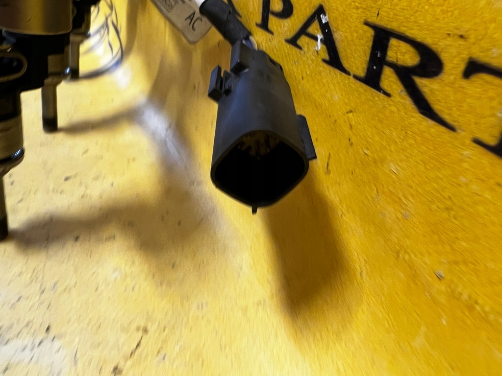 фото №9, Молдинг впрыскная форсунки ford escape mk4 1.5 eb