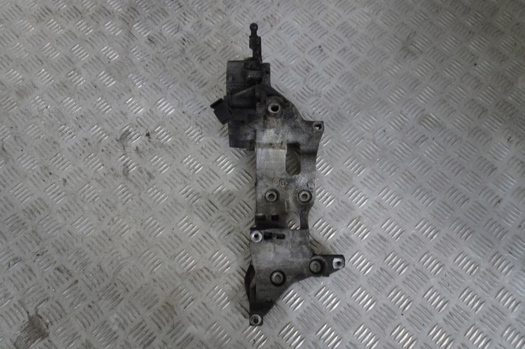 фото №1, Vw golf vii - кронштейн генератора 04l903143b